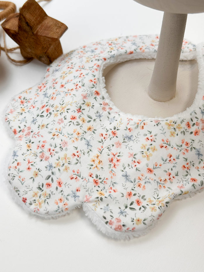 Conjunto de babero con lazo a juego Modelo: Flor Blanca
