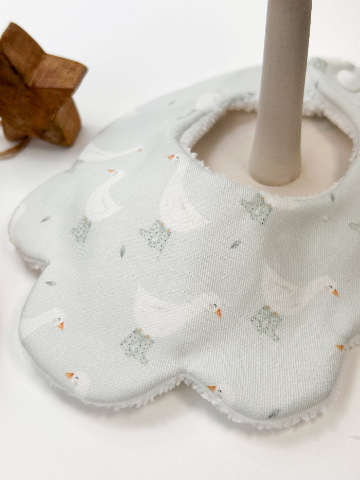 Conjunto de babero con lazo a juego Modelo Oca